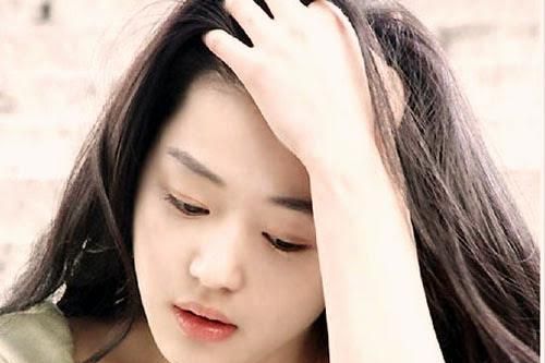 Vô tình thấy vật thể lạ trên ô tô của chồng, vợ bàng hoàng phát hiện chồng ngoại tình