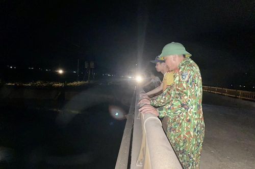 Trắng đêm giăng lưới tìm thanh niên đuối nước ở sông Đào