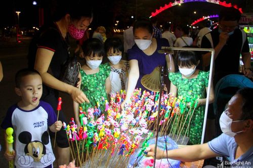 Trở về tuổi thơ với các trò chơi dân gian trên phố đi bộ thành Vinh