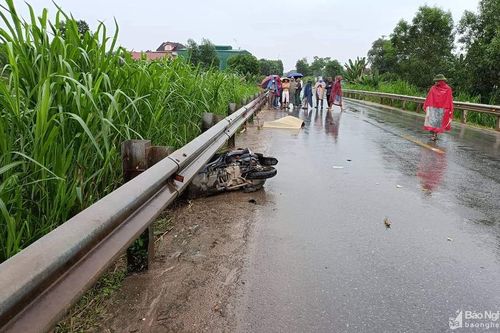 Va vào lan can hành lang ven đường, nam thanh niên tử vong