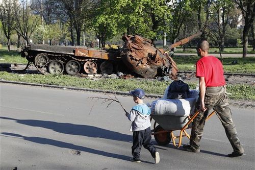 Ukraine: Dân thường được sơ tán trên xe mang biểu tượng Liên hợp quốc