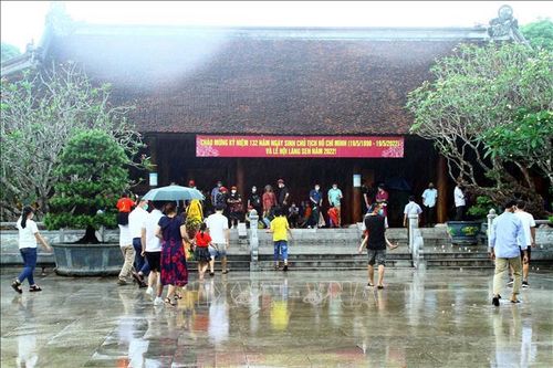 Nghệ An: Hàng vạn người dân về thăm quê Bác trong dịp nghỉ lễ