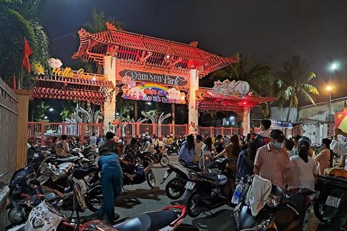Pháo hoa đua sắc trên bầu trời TP Hồ Chí Minh đêm 30/4