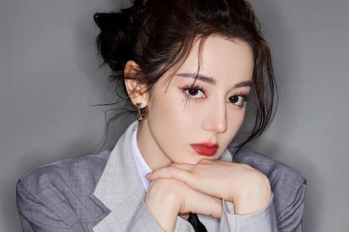 Địch Lệ Nhiệt Ba bất ngờ lên hot search vì bức ảnh cực 'nóng' này
