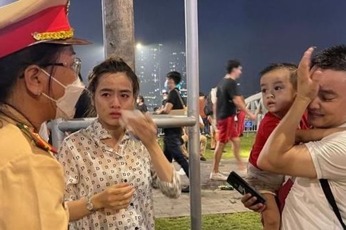 CSGT giúp đôi vợ chồng tìm được con 2 tuổi đi lạc trong đêm bắn pháo hoa