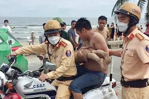 Cháu bé đuối nước được xe đặc chủng của CSGT đưa đi cấp cứu kịp thời