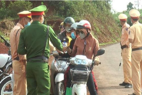 CSGT đội nắng phát khăn lạnh, nước cho du khách