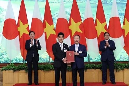 Trao văn kiện chấp thuận nhà đầu tư Nhật Bản thực hiện dự án tại Huế