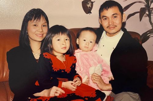 Ảnh Xuân Hinh chụp cùng vợ con thời trẻ gây sốt mạng xã hội