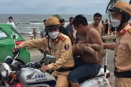 Thanh Hóa: Công an dùng xe đặc chủng đưa cháu bé đuối nước đến bệnh viện cấp cứu