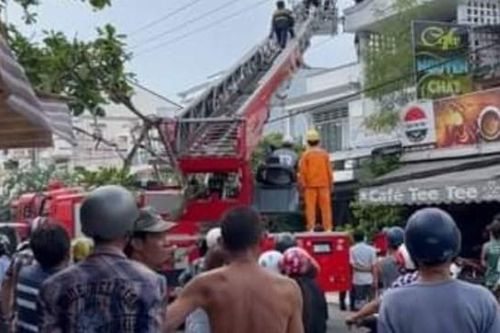 Bạc Liêu: Chạm đường điện khi chuyển tôn lợp mái nhà, 2 người nguy kịch