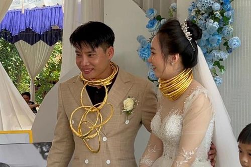Chú rể hạ đường huyết khi đang nhận vàng trong ngày cưới