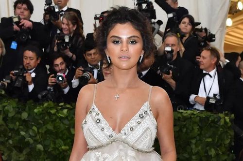 Váy mỏng tang của Selena Gomez và những trang phục thảm họa ở Met Gala