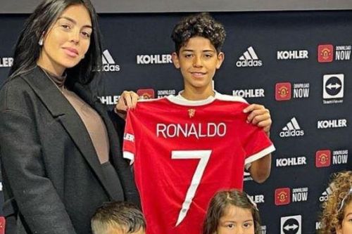 Ronaldo Junior thể hiện kỹ thuật đá phạt