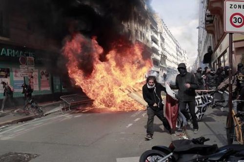 Biểu tình bạo lực tại Thủ đô Paris