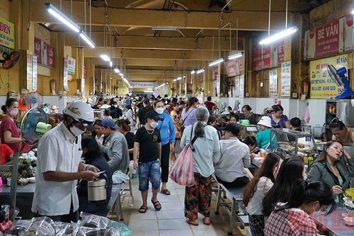 Chợ Đà Nẵng nhộn nhịp khách du lịch đến mua sắm