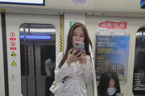 Hot girl xinh đẹp khoe chân dài nuột nà trên tàu điện ngầm