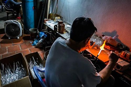 Giữ 'lửa' nghề thổi thủy tinh nơi ven đô thành