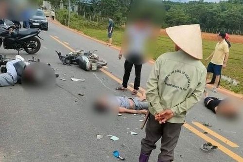 Hòa Bình: 4 xe máy đâm nhau liên hoàn, 2 người tử vong