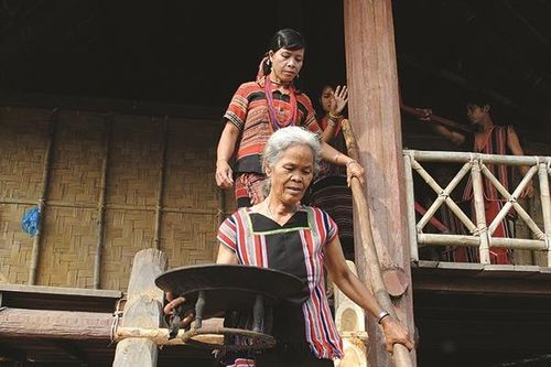 Nữ già làng ở ngã ba biên