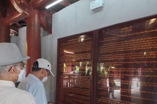 Nghỉ lễ năm nay, nhiều người chọn tham quan Văn Miếu Quốc Tử Giám