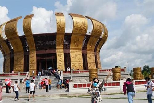Hàng nghìn người vào viếng đền Hùng tại Cần Thơ