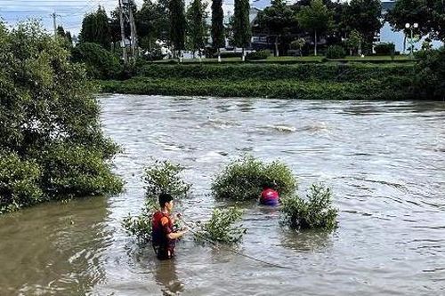 Đi đá bóng trong ngày sinh nhật, 3 học sinh bị nước cuốn trôi