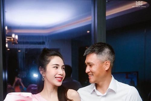 Thủy Tiên được ông xã Công Vinh tháp tùng, diễn sung đến mức rách váy
