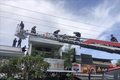 Hai người bị điện giật gây bỏng toàn thân khi lợp mái tôn