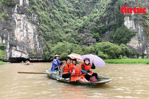 Du khách đổ về tham quan danh thắng Tam Cốc - Bích Động dịp nghỉ lễ 30/4 - 1/5
