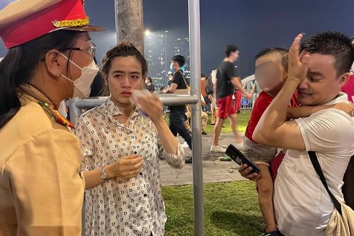 Xúc động hình ảnh chiến sĩ Công An tìm người thân cho em bé lạc cha mẹ