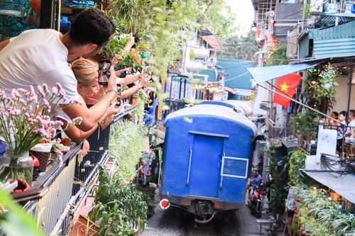 Phố đường tàu Hà Nội mở cửa trở lại: Khách Tây hào hứng, có người còn lên kế hoạch chụp cưới!