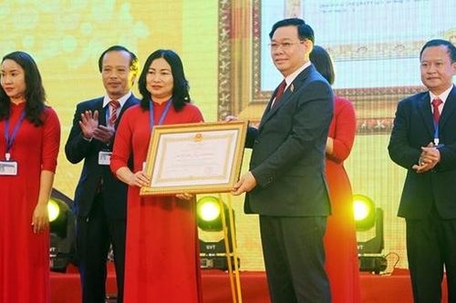 Trường THPT Nguyễn Duy Trinh đón nhận Huân chương Lao động hạng Nhất