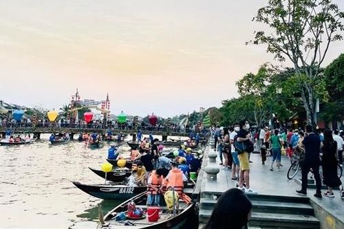 Tạm dừng tàu chở du khách từ Cửa Đại ra Cù Lao Chàm do thời tiết xấu