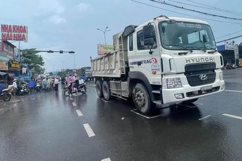 Xe ben va chạm xe máy ở Đồng Nai, người đàn ông tử vong