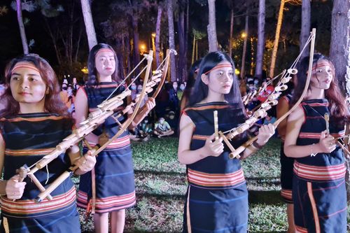 Trình diễn cồng chiêng phục vụ du khách tại phố núi Pleiku
