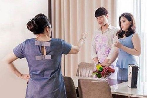 Mua biếu bố mẹ vợ lọ mật ong và thuốc chống tăng đường huyết, chàng rể bị mẹ đẻ 'nói mát' không vừa ý nhưng lại có pha xử lý siêu hay!