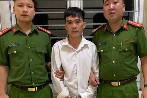 Bắt đối tượng truy nã khi dẫn người yêu về quê thăm mẹ