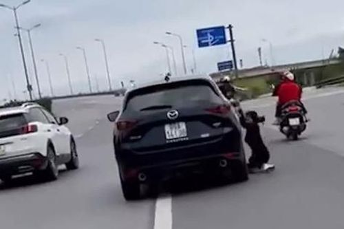 Vụ cô gái bám vào xe Mazda rồi bị hất văng xuống đường: Hành vi của lái xe là nguy hiểm, cần phải xử lý nghiêm