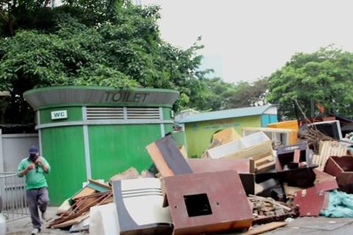 Hà Nội: Hàng loạt nhà vệ sinh công cộng xuống cấp 'cửa đóng then cài'