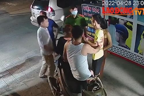 Camera ghi cảnh cán bộ phường nửa đêm đến nhà bắt người, đánh phụ nữ