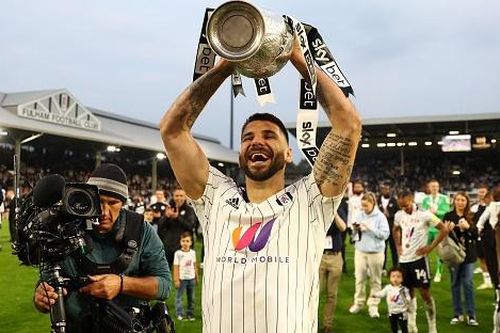 Khoảnh khắc Fulham được trao cúp vô địch Championship