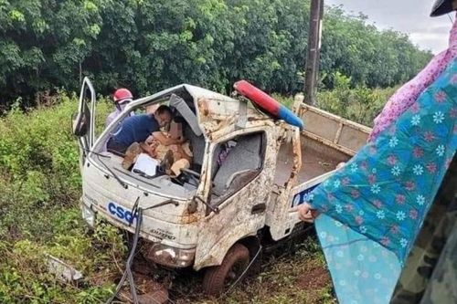 Xe chuyên dụng CSGT nổ lốp khiến một cán bộ trọng thương