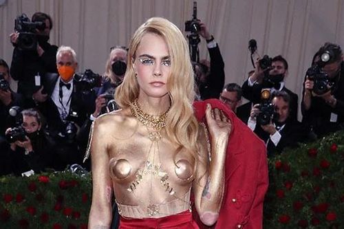 Siêu mẫu để ngực trần khi dự thảm đỏ Met Gala