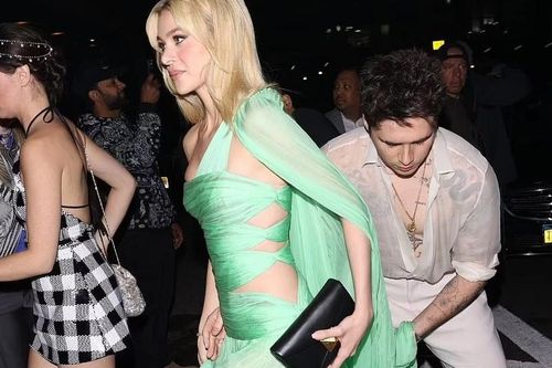 Vợ chồng Brooklyn Beckham mặc nổi bật nhất Met Gala 2022