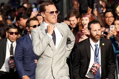 Benedict Cumberbatch chạy đến họp báo 'Doctor Strange 2'