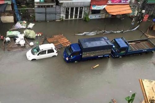 Hạ tầng yếu kém, gầm cầu Vĩnh Tuy thường xuyên ngập úng