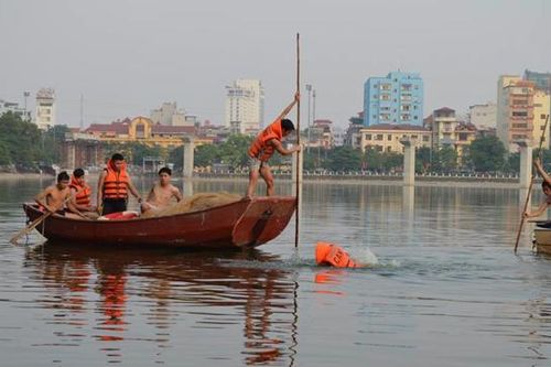 Phát hiện nam thanh niên tử vong ở hồ Hoàng Cầu