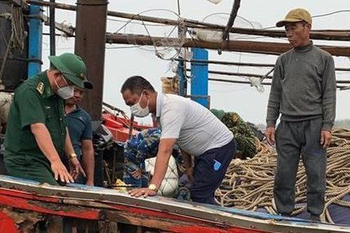 Kịp thời cứu 5 ngư dân bị nạn trên biển Cù Lao Chàm