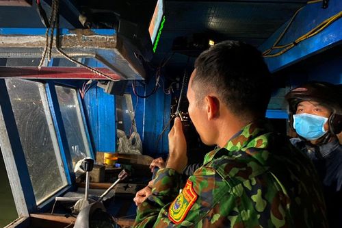 Kịp thời cứu 5 ngư dân bị nạn trên biển